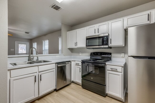 Building Photo - Southeast Dallas 3-Bed Home with New Featu...