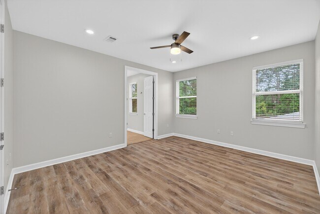Building Photo - 2019 Pine Island Cir