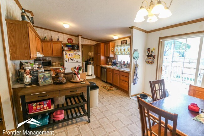 Building Photo - Awesome 3 bedroom 2 bathroom home located in OGDEN KS!