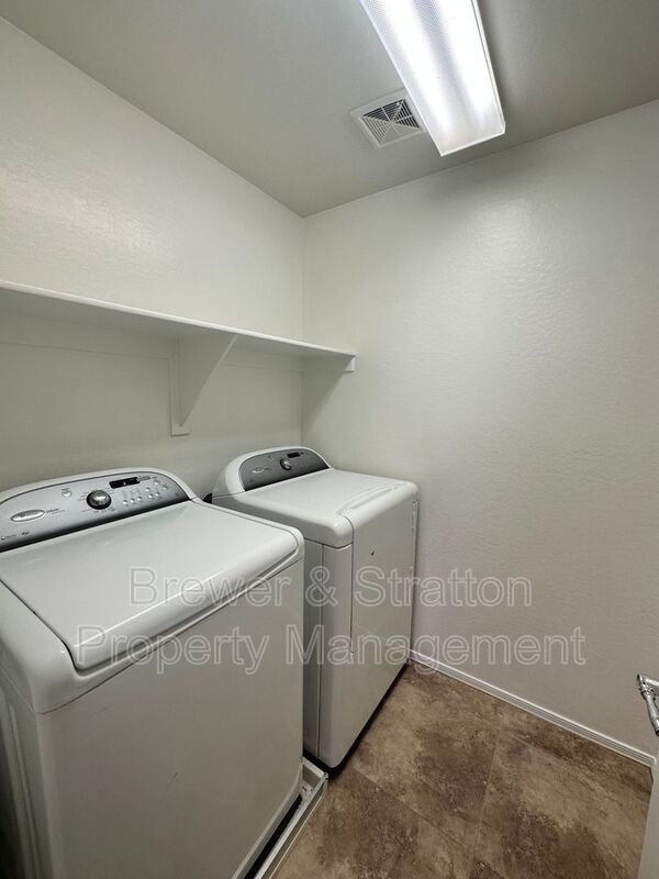 Building Photo - 2677 N Hawthorn Dr
