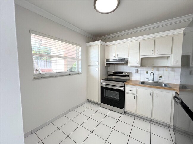 Building Photo - 6005 Del Lago Cir