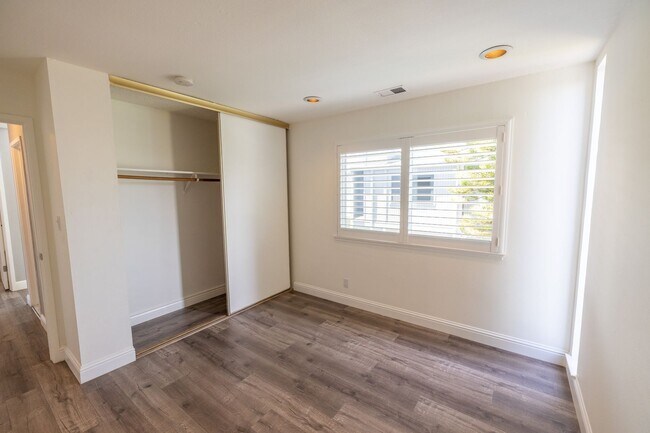 Building Photo - 996 Silverado Ct