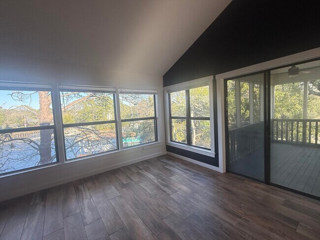 Building Photo - 300 Yacht Club Dr