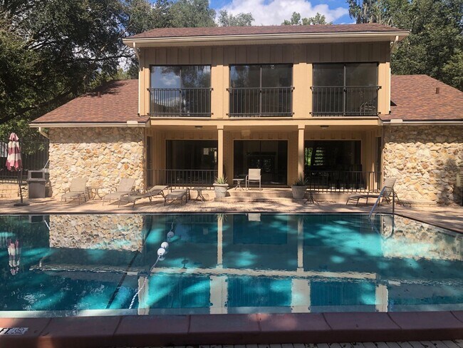 Building Photo - Great location, 2/2 close to UF , Shopping & Dining