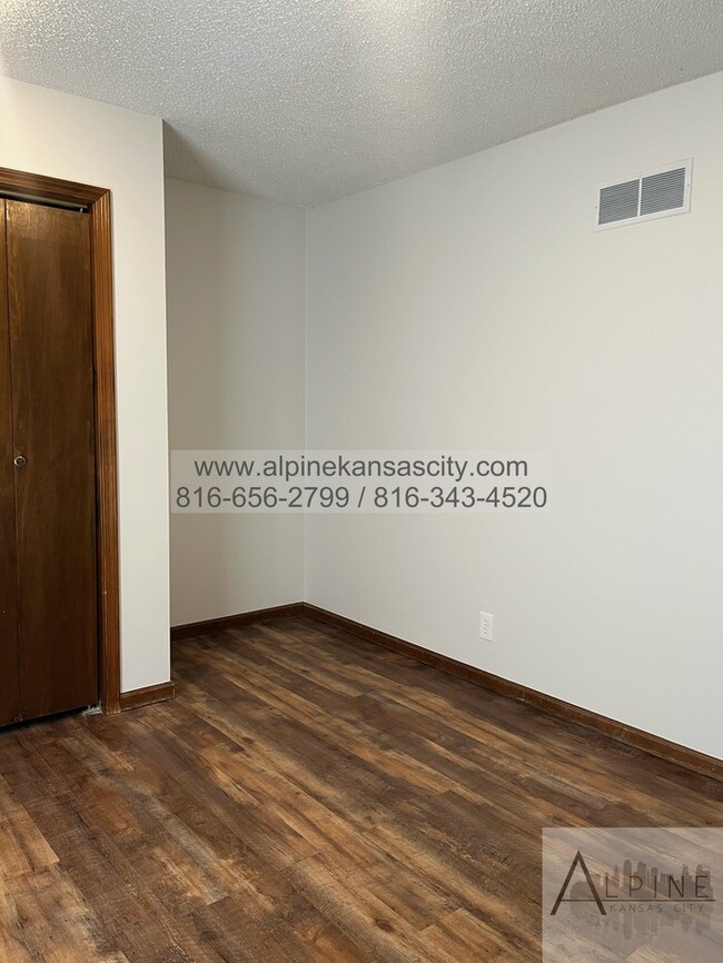 Building Photo - Spacious Parkville Ranch