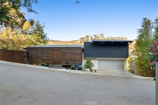 Building Photo - 2522 Zorada Dr