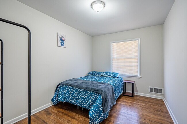 Building Photo - Large Forest Haven Home with large yard and deck, a 2 min drive to transit stop Upper Riverdale R...