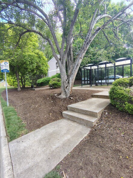Building Photo - 600 Reusens Rd