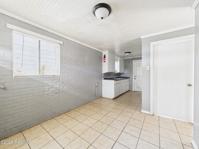 Building Photo - 704 13th St