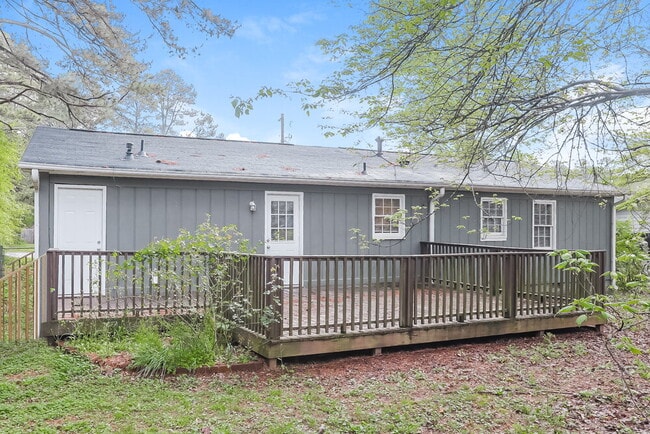 Building Photo - 583 Lakeridge Cir SE