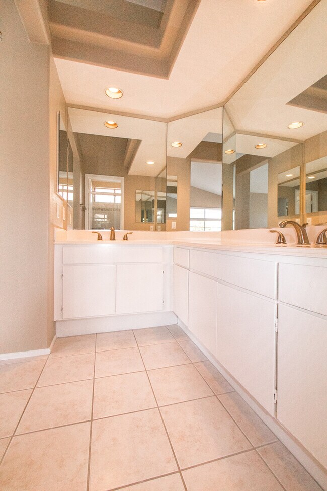Building Photo - Tri-Level 3 bedroom 3 bath Home in Heart o...