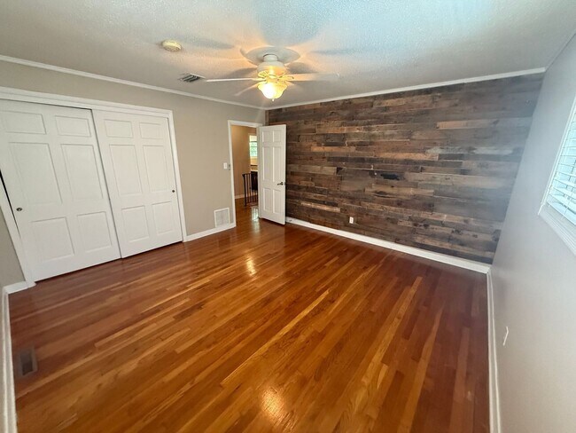 Building Photo - 905 Poinciana Dr