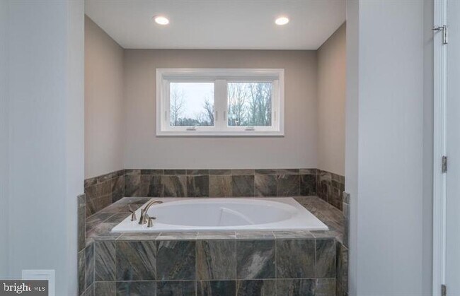 Building Photo - 1201 Regal Ln