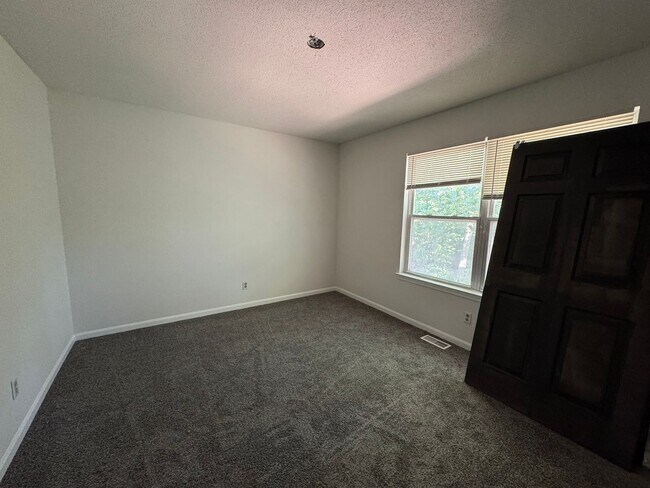 Building Photo - 5141-5143 Louisville Ct
