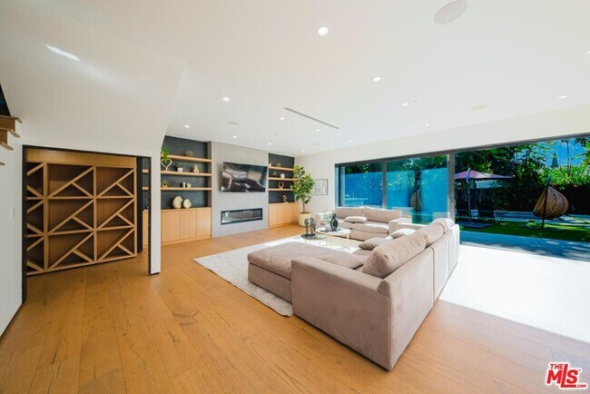 Building Photo - 5141 Varna Ave