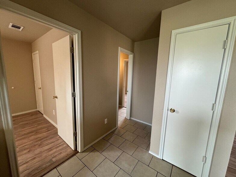 Building Photo - 5702 Greengate Dr