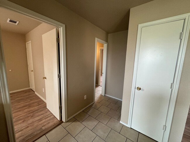 Building Photo - 5702 Greengate Dr
