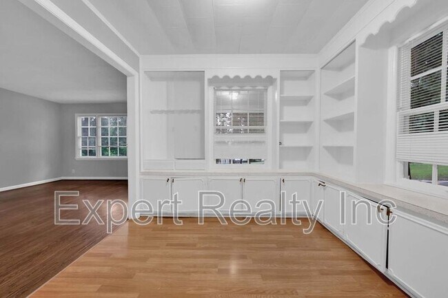 Building Photo - 900 75th St S