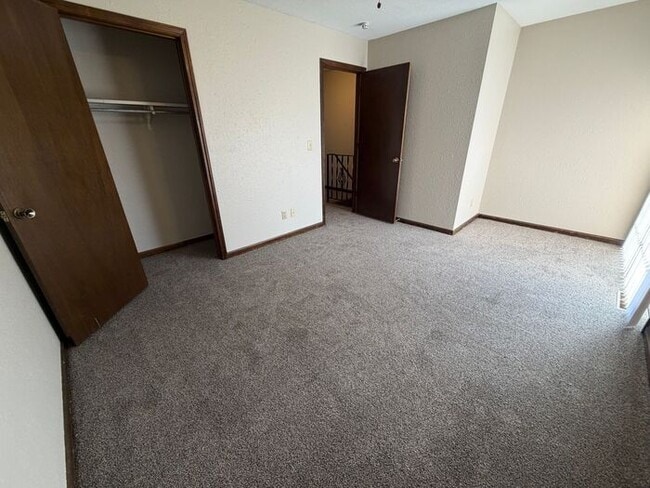 Building Photo - Townhome with a Bedroom Balcony Overlooking Lake Tapawingo