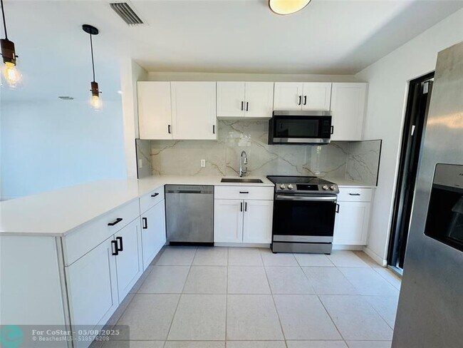 Building Photo - 1472 NE 30th Ct
