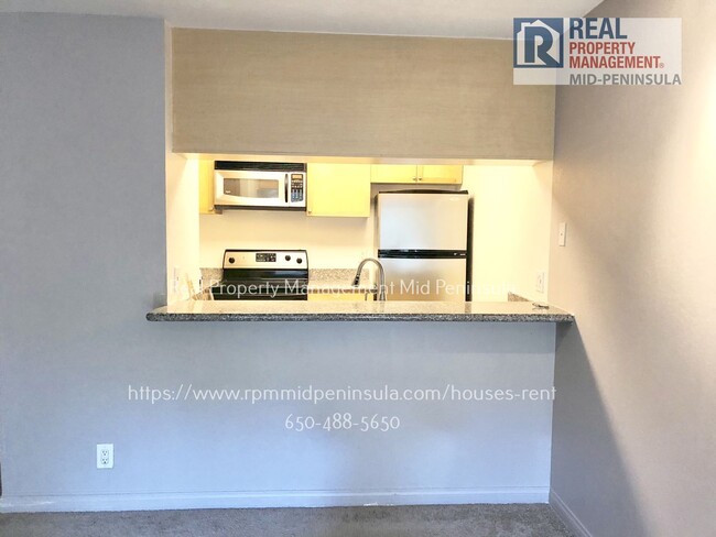 Building Photo - Bright 1 Bedroom / 1 Bathroom + Den in Liv...