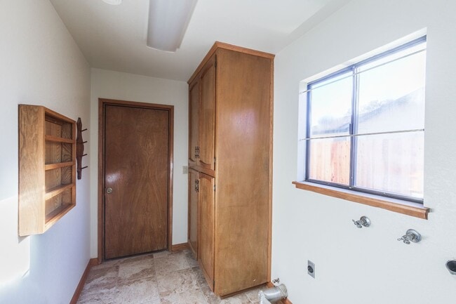 Building Photo - 3 bed, 2 bath home AVAILABLE NOW FOR RENT! $1,800/month.