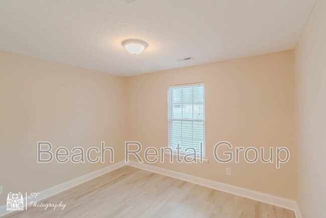 Building Photo - 246 Macarthur Dr