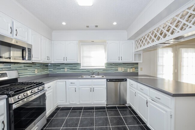 Building Photo - 6650 Spencer Forest Cove E