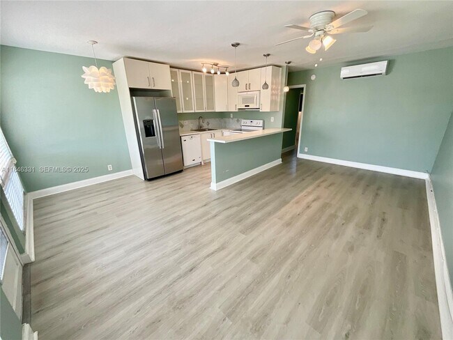 Building Photo - 2716 NE 30th Pl