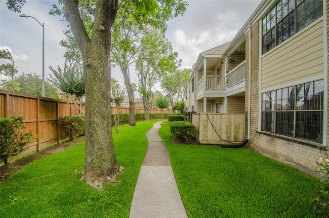 Building Photo - 2750 Holly Hall St