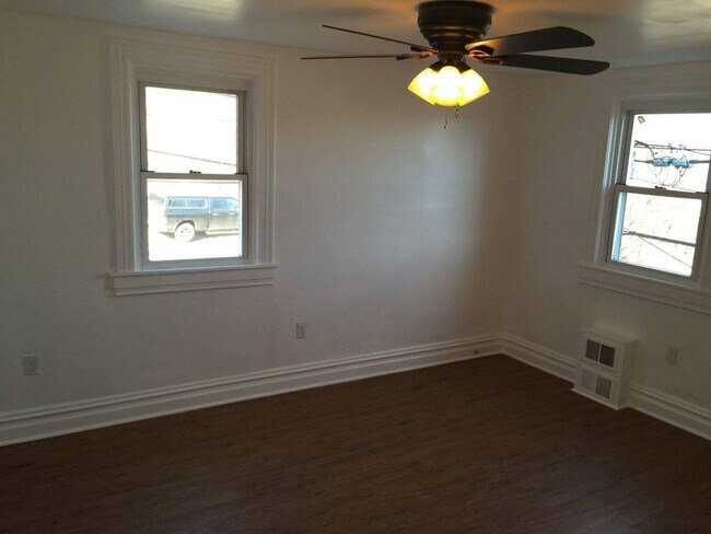 Building Photo - Beautiful South Side Renovation -- Convenience of the flats, peace and quiet of a dead end street!