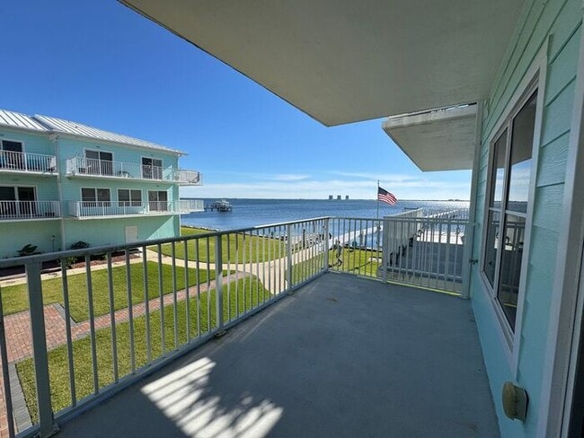 Building Photo - Gulf Breeze - Sea View Pines - 3 bedroom, 2.5 bathroom - Waterfront