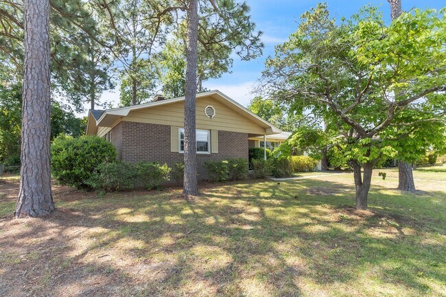 Building Photo - Updated 3 Bedroom, 2 Bath Home – Minutes from Fort Bragg!