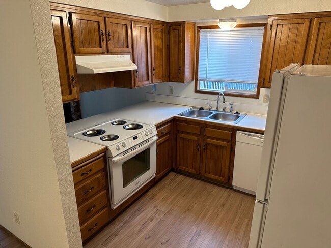Building Photo - Three Bedroom Home in South Salem