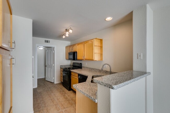 Building Photo - 3 Bedroom 2.5 Bathroom Townhouse in Henderson.