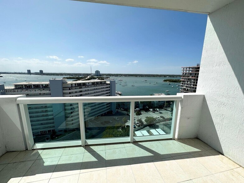 Building Photo - 7900 Harbor Island Dr