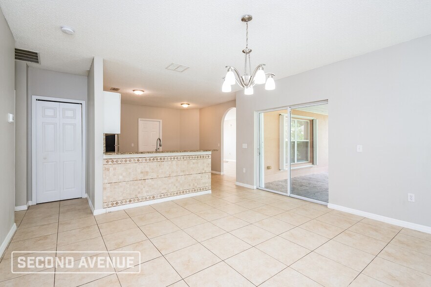 Building Photo - 623 Cotulla Dr