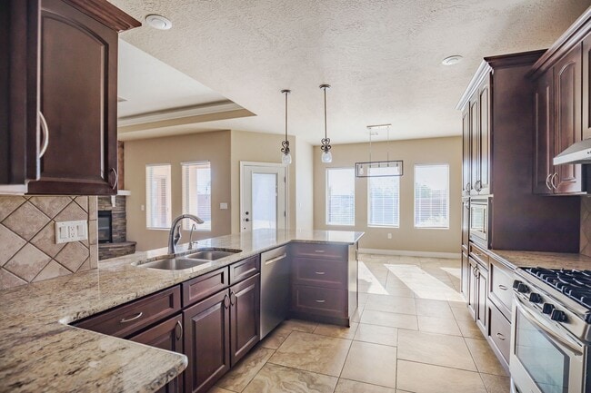 Building Photo - Modern 4 Bedroom 2 Bath Home!