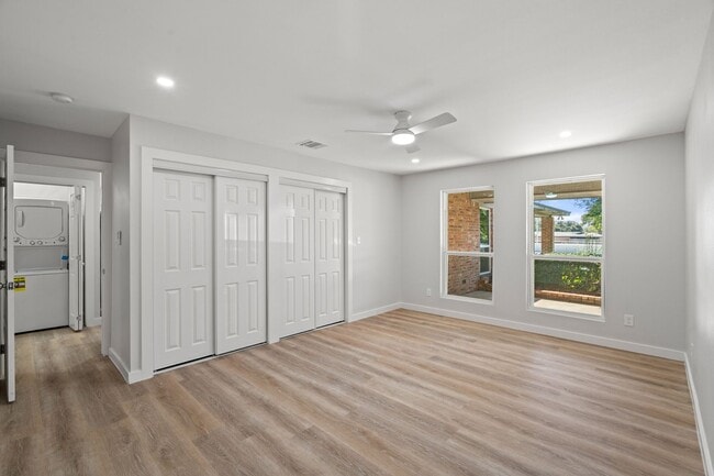 Building Photo - SW Loop 820 - 4304/4306 *Lease Up Only*