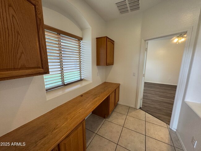 Building Photo - 3323 E Roadrunner Dr