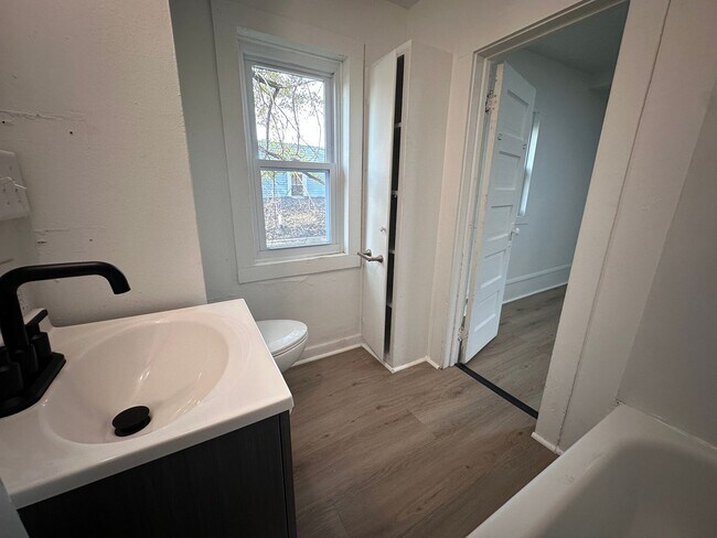 Building Photo - 303 Weston Ave