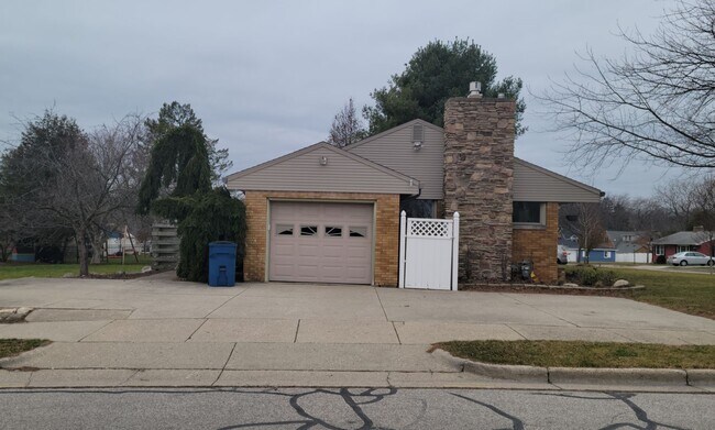 Building Photo - 3-Bedroom/2.5-Bath, Great Neighborhood