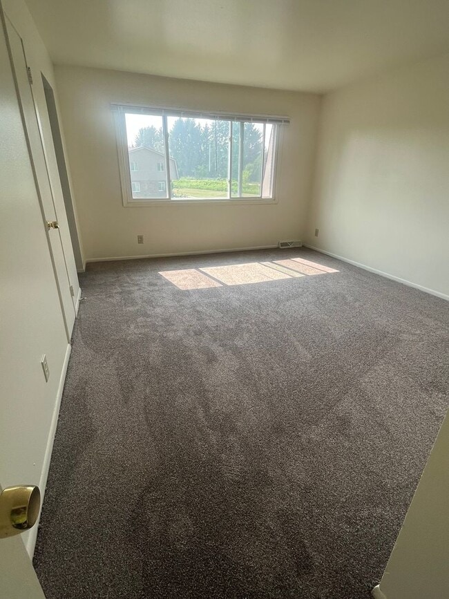 Building Photo - Grafton Townhomes Huge 3 Bedroom -