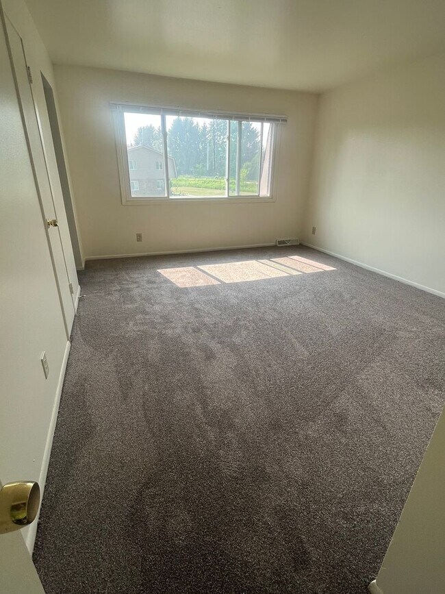 Building Photo - Large Three bedroom & 2 1/2 bath unit for rent for August move in!!