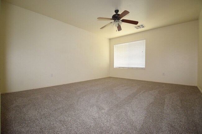 Building Photo - Spacious 3 bedroom 2.5  bath home with a loft