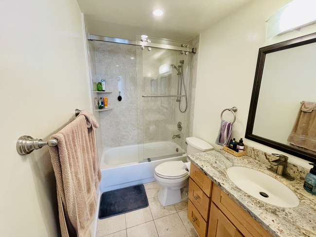 Master bathroom - 201 Harrison St