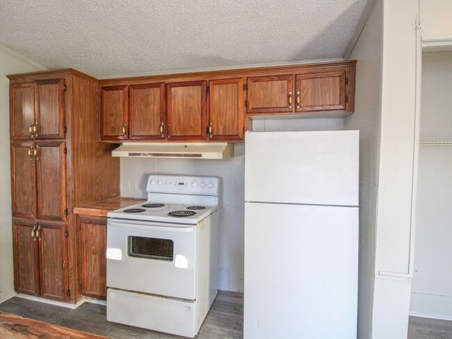 Building Photo - Close to downtown Pulaski!