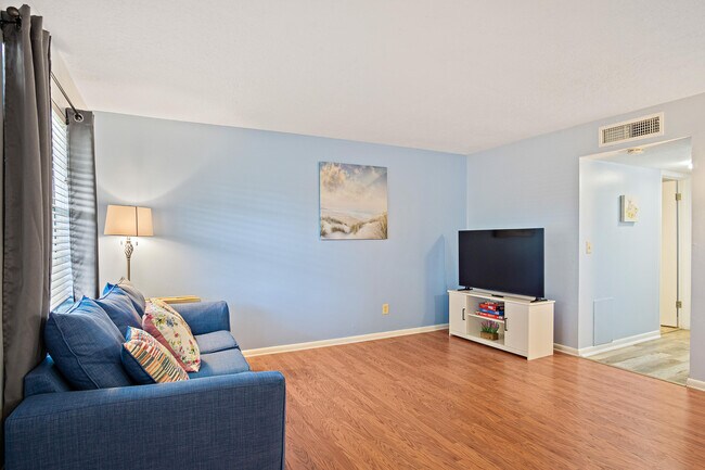 Building Photo - 715 S Ocean Dr
