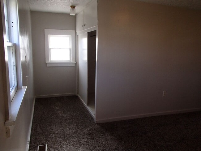 Building Photo - Larger 2 bedroom, 2 bathroom home! Pet Fri...