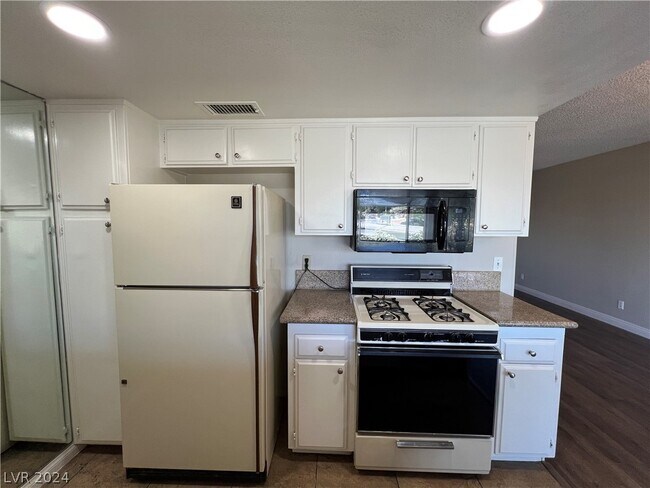 Building Photo - 1390 E Vegas Valley Dr